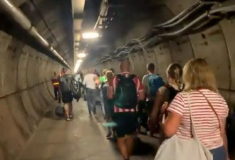 海底隧道乘客被困5小时 宛如灾难片