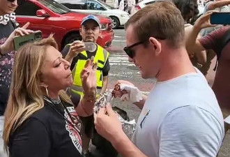 男子在素食抗议者面前啃肉串 被破口大骂