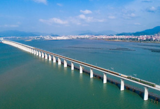 中国第一条跨海高铁全线铺轨贯通