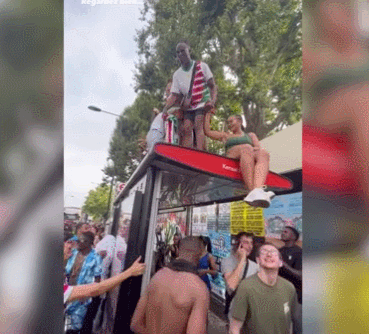 英国狂欢节：跳塌候车亭，歌手被刺，209人被捕