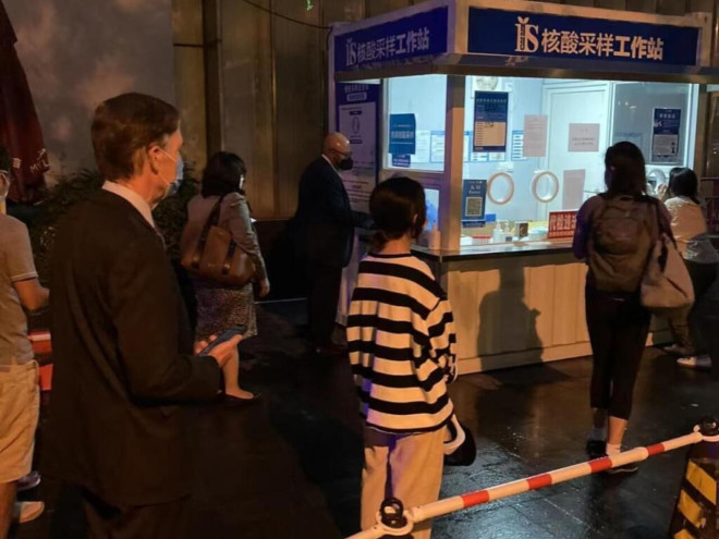 夸中国高铁排队做核酸美国大使赴上海引热议