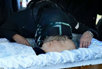 戈尔巴乔夫安葬在妻子旁 独生女最后拥抱父亲