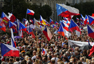 帐单付不出来啦 捷克布拉格7万人示威