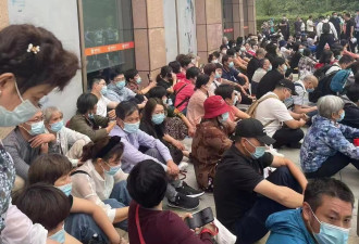 中国南京银行再爆储户存款无法提领 高举“冤”字抗议