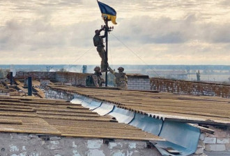 乌克兰反攻报捷 蓝黄国旗在刻松北部村庄升起
