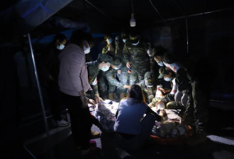 徒手挖、担架抬 四川地震已46人遇难