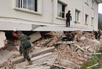 徒手挖、担架抬 四川地震已46人遇难