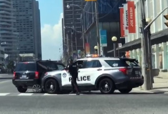 【视频】汽车在多伦多连撞数人！警车夹击 司机夺枪拒捕