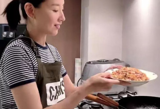 42岁董洁太贤惠 在豪宅给儿子做晚餐