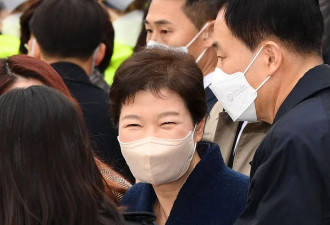 朴槿惠出狱后首次在家过中秋 执政党上门