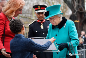 英国女王刷屏,是因为她让我们看到了权力的俯身