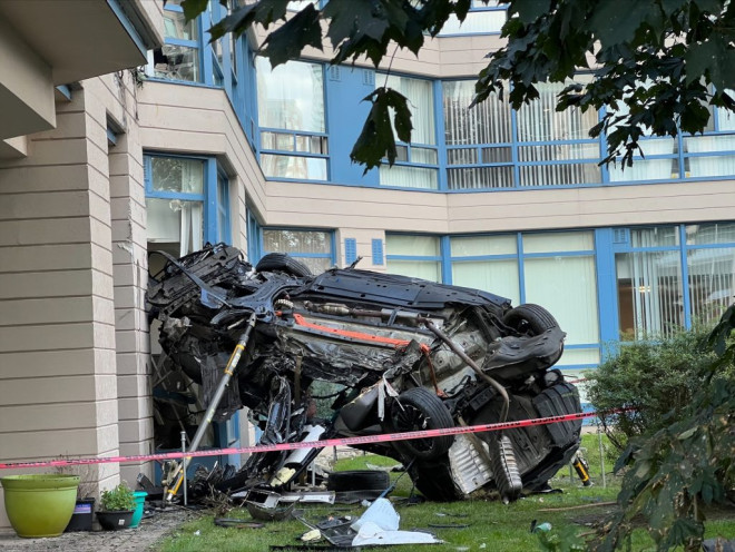 Car smashes into apartment building in Mississauga, narrowly misses sleeping 3-year-old