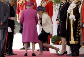 前首相自曝 捡落地食物正要放嘴里 发现女王在看