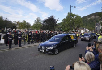 英国女王灵柩运往爱丁堡，民众夹道致哀