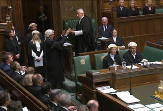 英国议会下院议长和议员宣誓效忠查尔斯三世