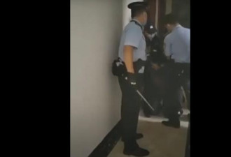 视频疯传：贵阳警察手持棍棒闯家中“制服”市民…