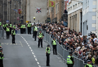 女王灵柩运往爱丁堡，上万人街头送别！公假日或只有一次！