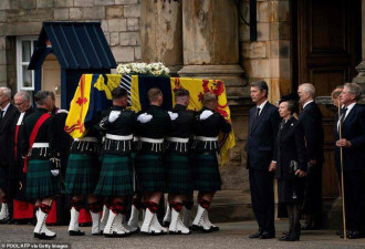 女王棺椁抵达爱丁堡 安妮公主行屈膝礼