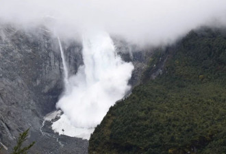 智利200米高冰川坍塌 游客拍下震撼一幕