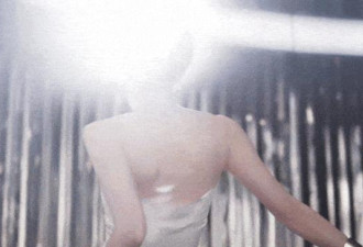 53岁王菲拍性感广告 穿抹胸裙躺地上曲线妙曼