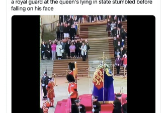 外媒：一名皇家卫兵在英女王灵柩前突然倒地！