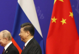 习近平与普京肩并肩 中国不再假装中立