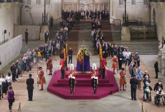 英国网友阴谋论：女王的“灵柩是空的” 遗体存放在…