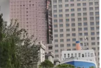 长沙电信大楼大火 有民众花6分钟跑24层到楼下