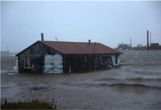 数十年最强风暴袭阿拉斯加 洪水冲断房屋地基