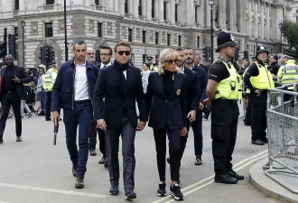 英女王葬礼前日马克龙穿运动鞋在伦敦街头引争议
