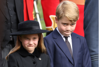 女王葬礼悄悄话 小公主夏绿蒂向哥哥说了