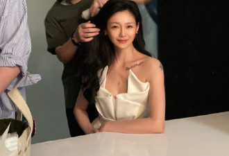 大S穿抹胸裙秀大片纹身“美容大王回来了”