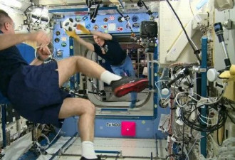 俄美宇航员今将共乘飞船上太空 计划空间站踢足球