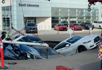 罕见！加拿大停车场惊现巨大天坑：4辆汽车被生吞