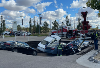 罕见！加拿大停车场惊现巨大天坑：4辆汽车被生吞