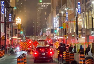 【视频】多伦多Eaton商场火灾：顾客疏散 车被烧成废铁！