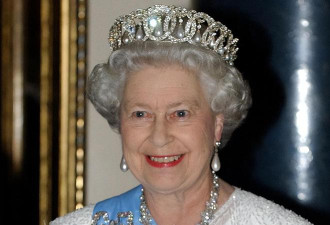 女王一生佩戴过的12件珠宝 将会留给谁？