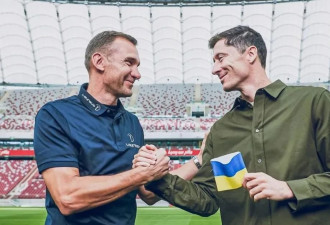 世界足球先生为何把乌克兰捆在手臂上?