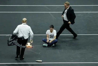 气候抗议者闯入伦敦网球场自焚 随后自救