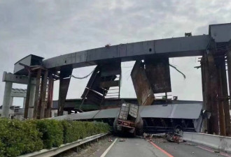 广东高架桥巨大钢梁崩落 货车路过被压烂