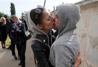 俄罗斯下令动员 男女被迫亲吻拥抱哭泣说再见