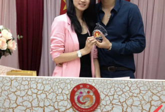 朱亚文沈佳妮庆祝结婚十周年 晒在民政局领证照片恩爱如初