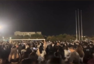 郑州大学生聚集高喊“解封” 传有学校让步