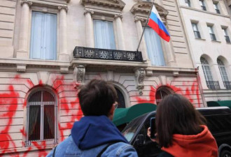 全民共愤 俄驻纽约领事馆遭黑帽客喷洒红漆