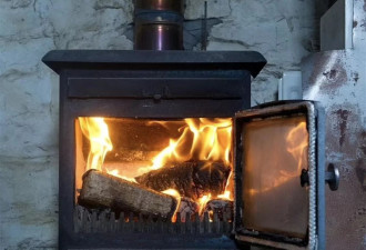 能源危机笼罩下 英国人3个月买了3.5万台火炉烧柴