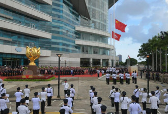 香港金紫荆广场今举行升旗礼 庆祝中国成立73周年