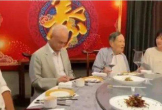 网晒物理学家杨振宁百岁宴影片 小54岁妻陪身旁