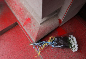 俄驻纽约领事馆被泼漆抗议 铁门大片鲜红