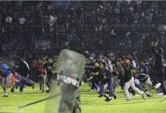 印尼足球迷爆发冲突至少127死 死于踩踏和窒息