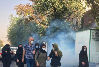 伊朗各地示威 抗议女性死亡的骚乱进入第三个星期
